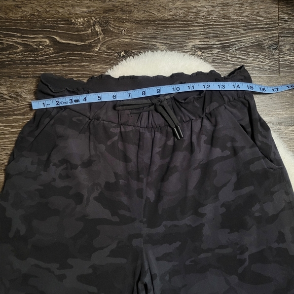 Lululemon Women's Keep Moving Heritage 365 Camo Deep Coal Pants Sz 8 - Picture 8 of 11